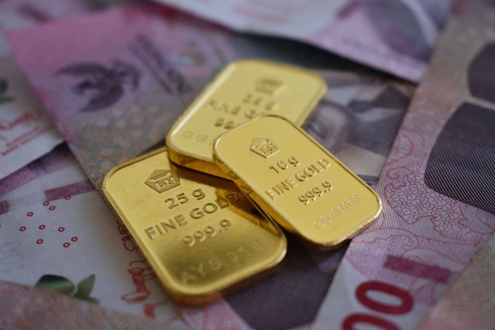 Twee goudbaren van 25 en 10 gram met de aanduiding fine gold 999,9